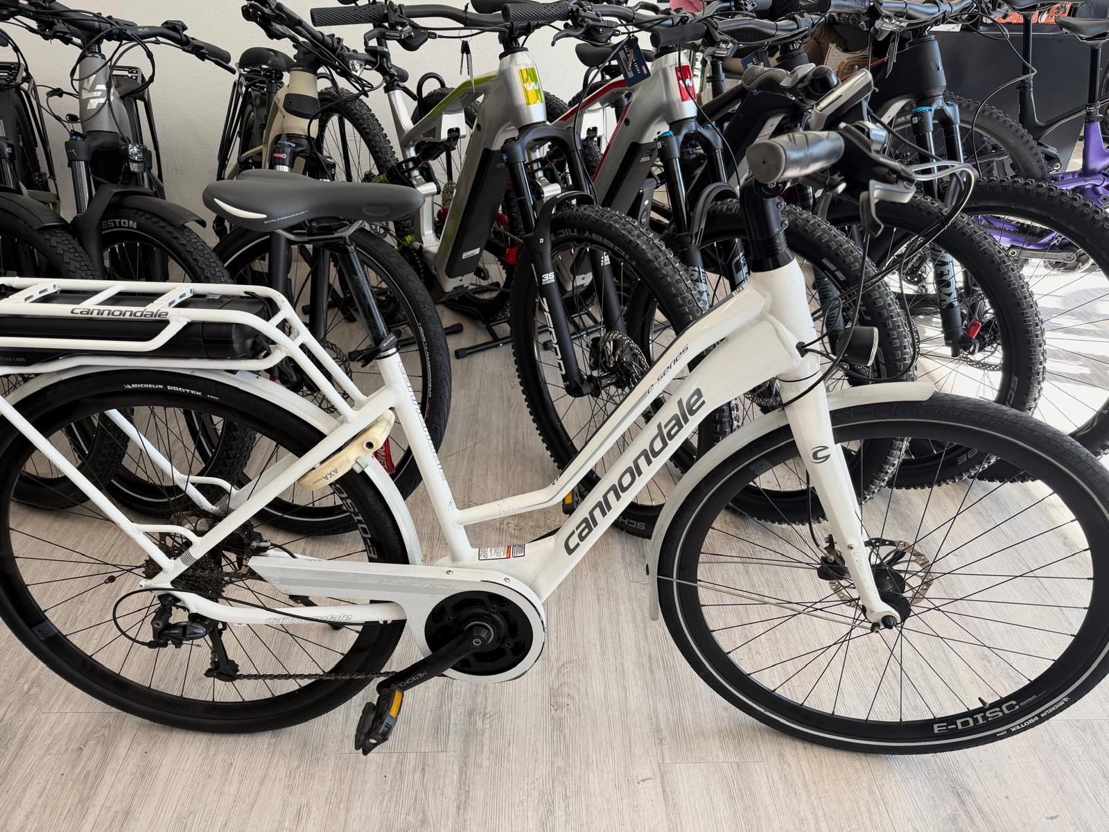 City e-bike Cannondale E-series motore Bosch